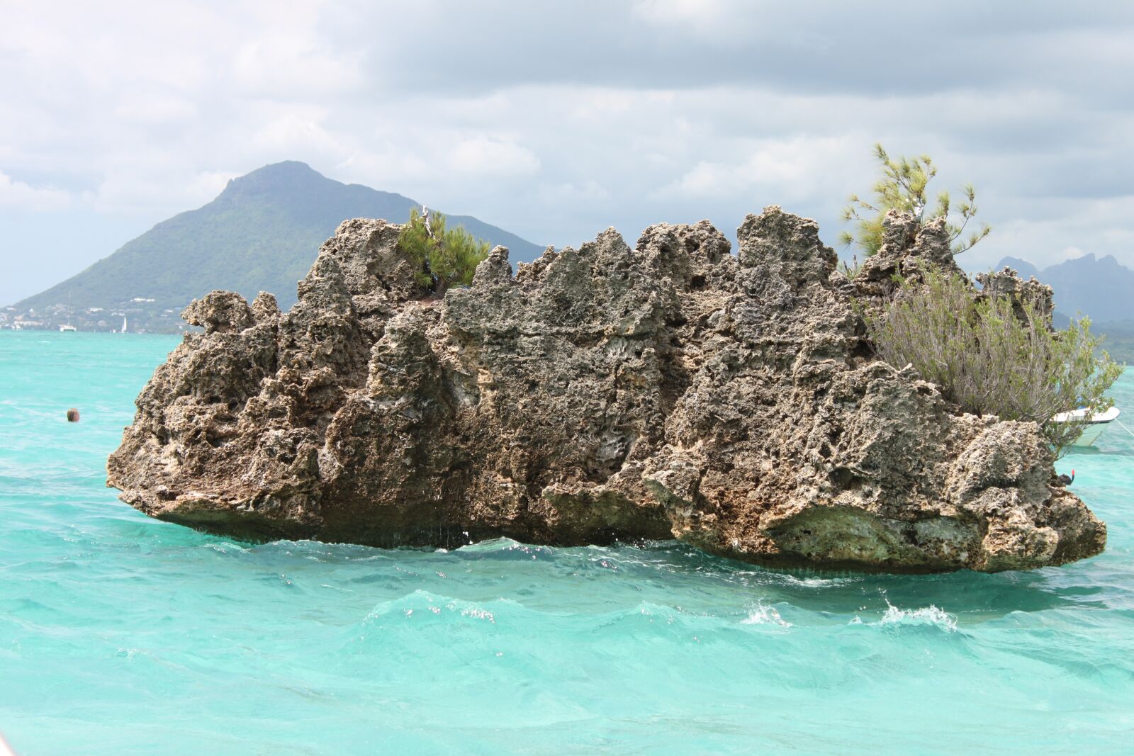 Canon EOS 500D (EOS Rebel T1i / EOS Kiss X3) sample photo. Rock, sea, water photography