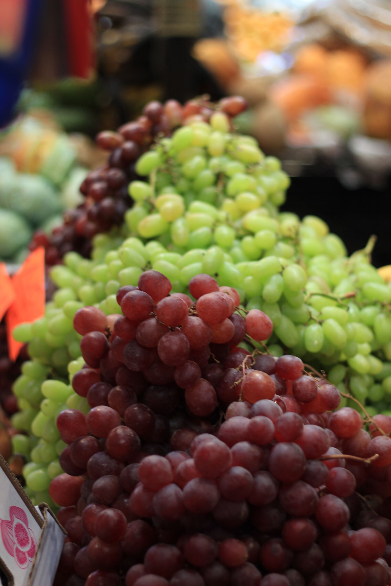 Canon EOS 1300D (EOS Rebel T6 / EOS Kiss X80) sample photo. Color, grapes, wine photography