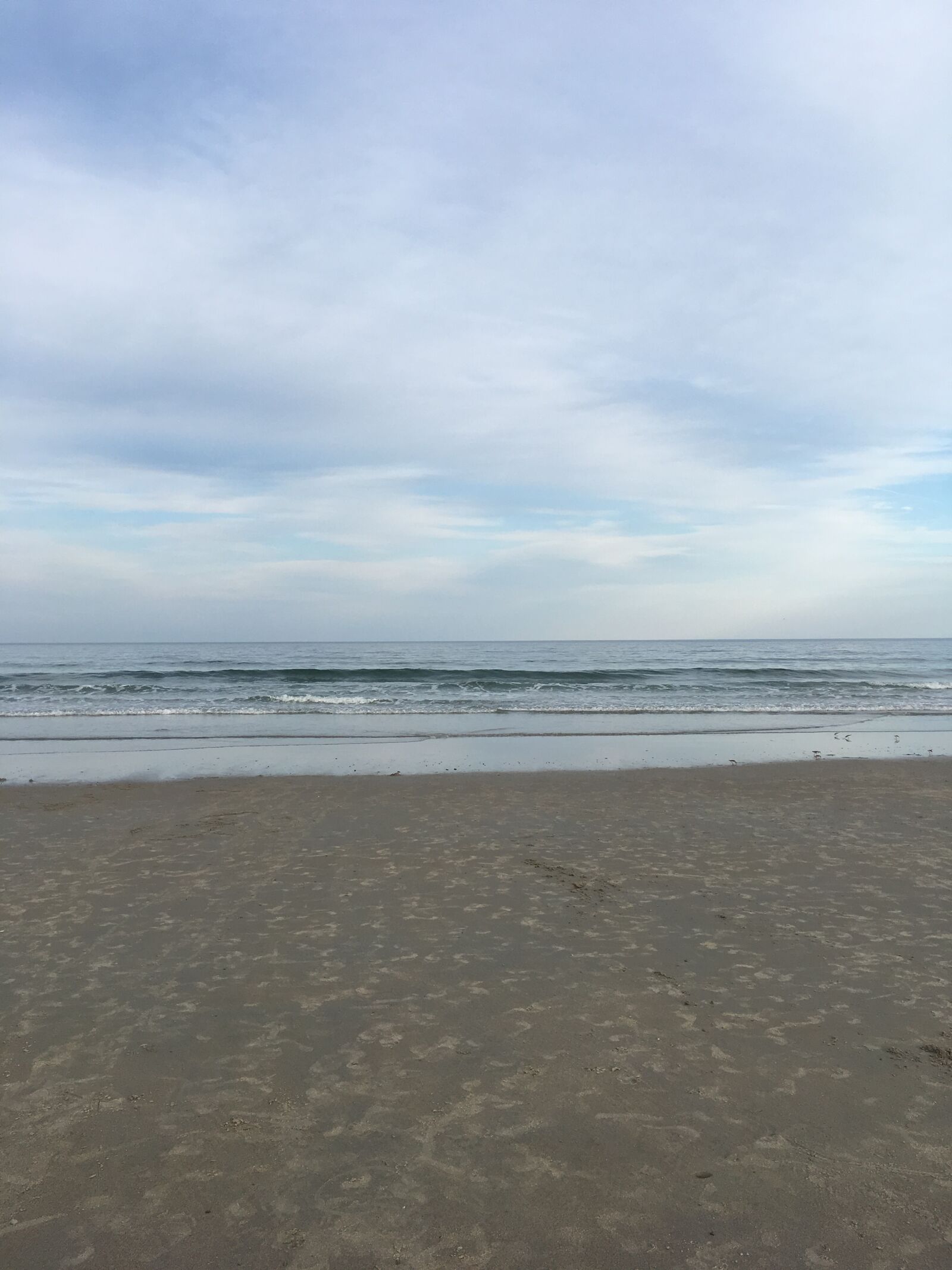 iPhone SE back camera 4.15mm f/2.2 sample photo. Beach, sand, ocean photography