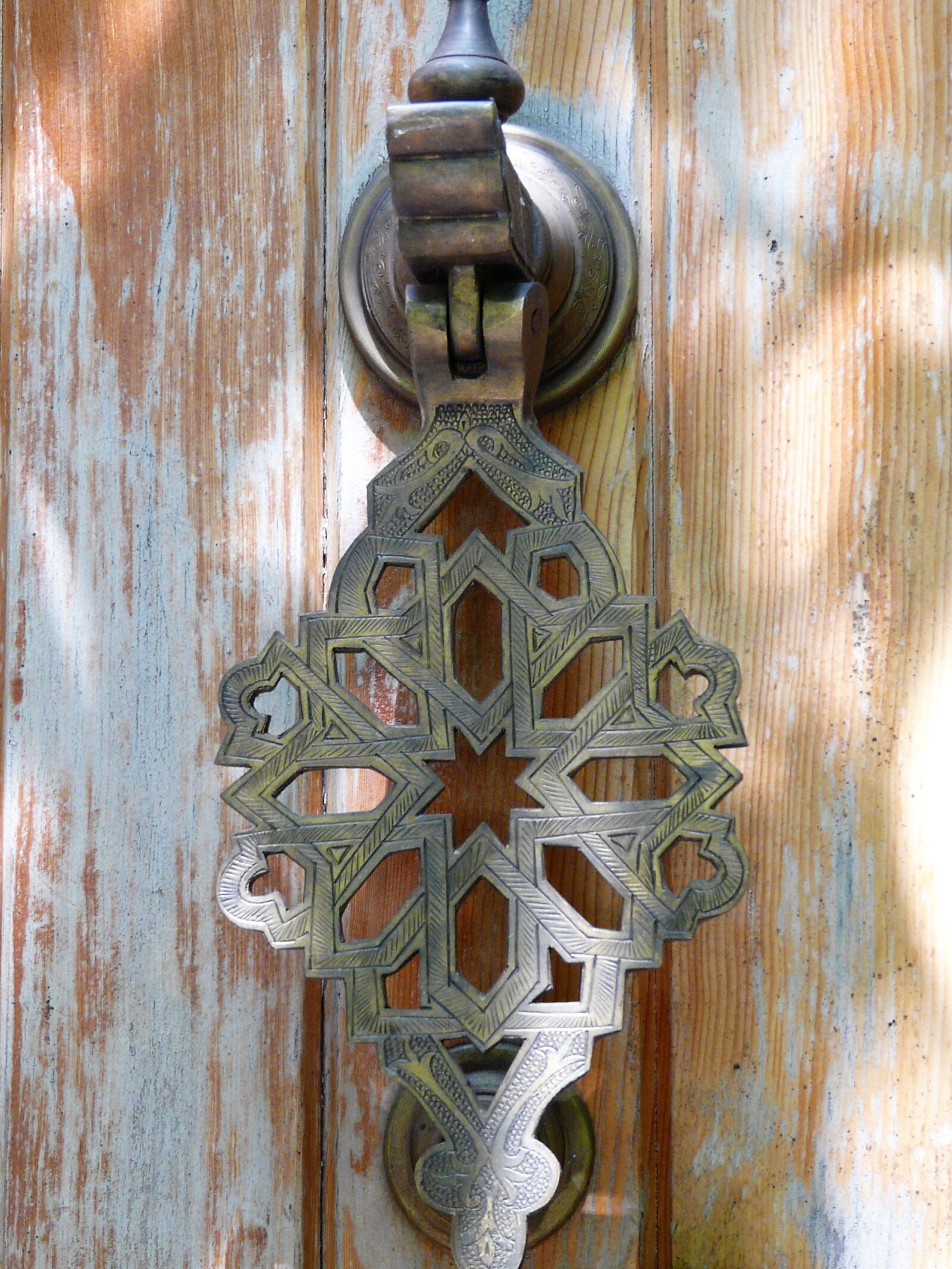 Panasonic DMC-FZ18 sample photo. Doorknocker, metal art, material photography