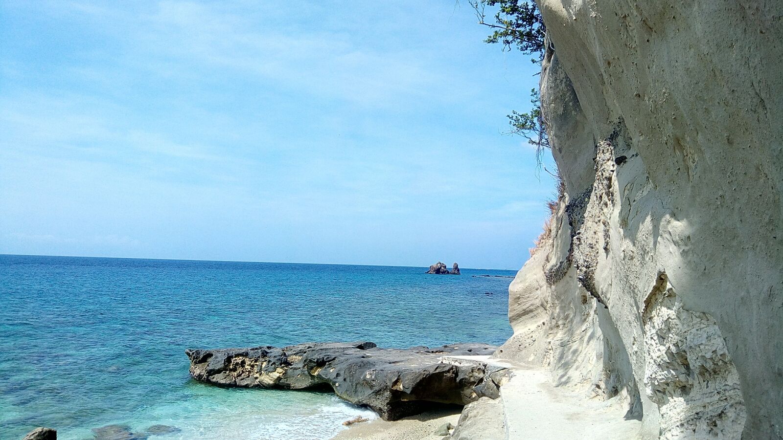 ASUS ZenFone 3 Max (ZC520TL) sample photo. Beach, rocks, cliff photography