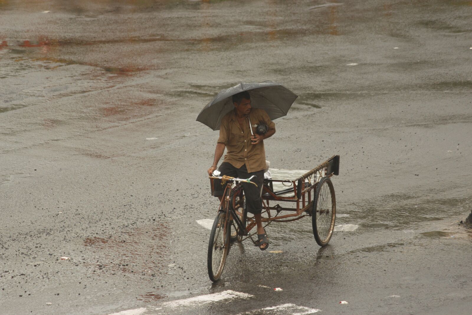 Canon EOS 700D (EOS Rebel T5i / EOS Kiss X7i) sample photo. Water, rains, umbrella photography