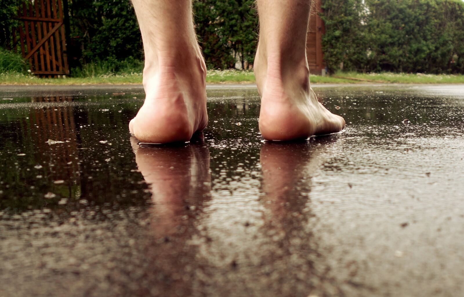 Sony Cyber-shot DSC-RX100 sample photo. Rain, barefoot, asphalt photography