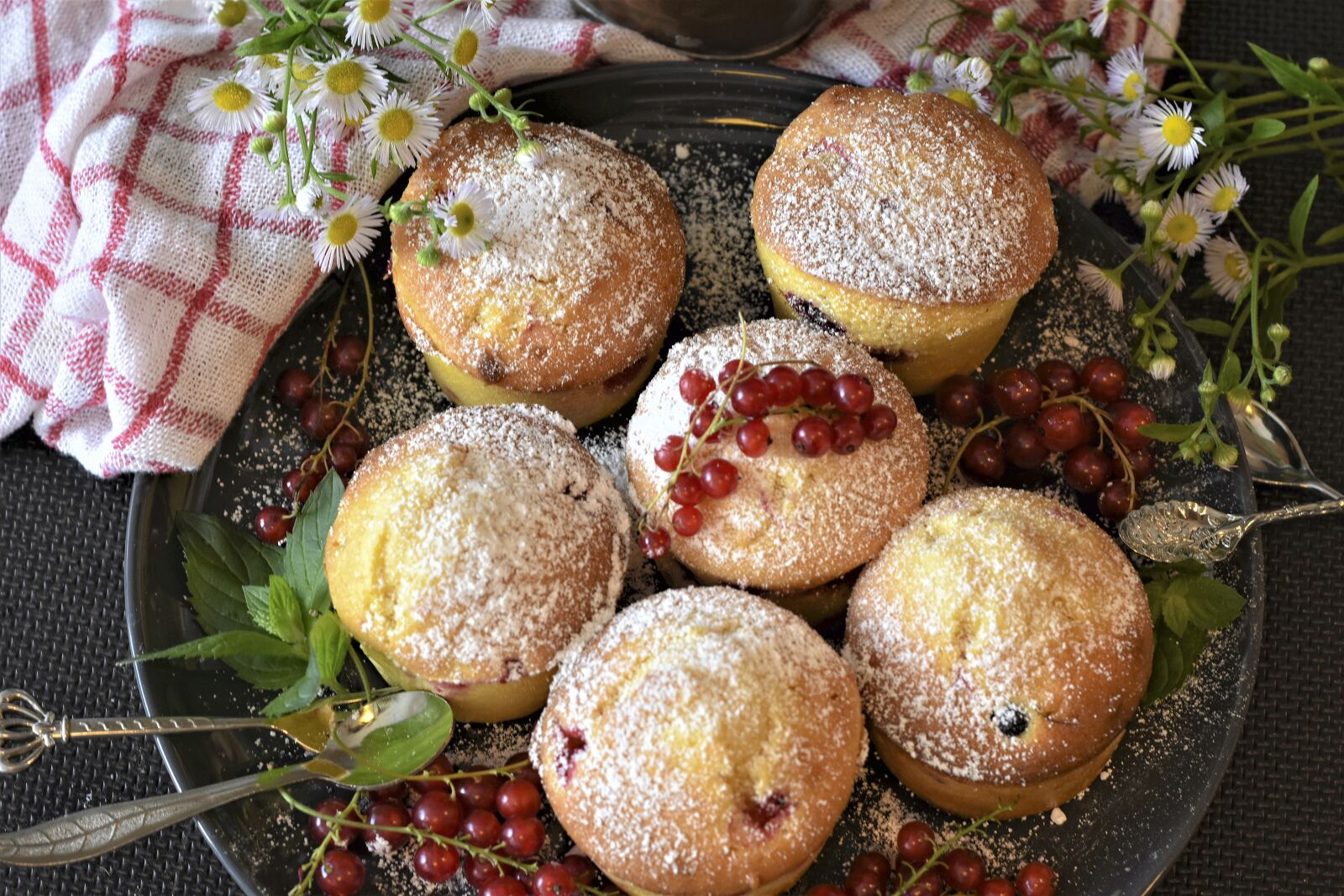Nikon D7200 sample photo. Muffins, cake, currants photography