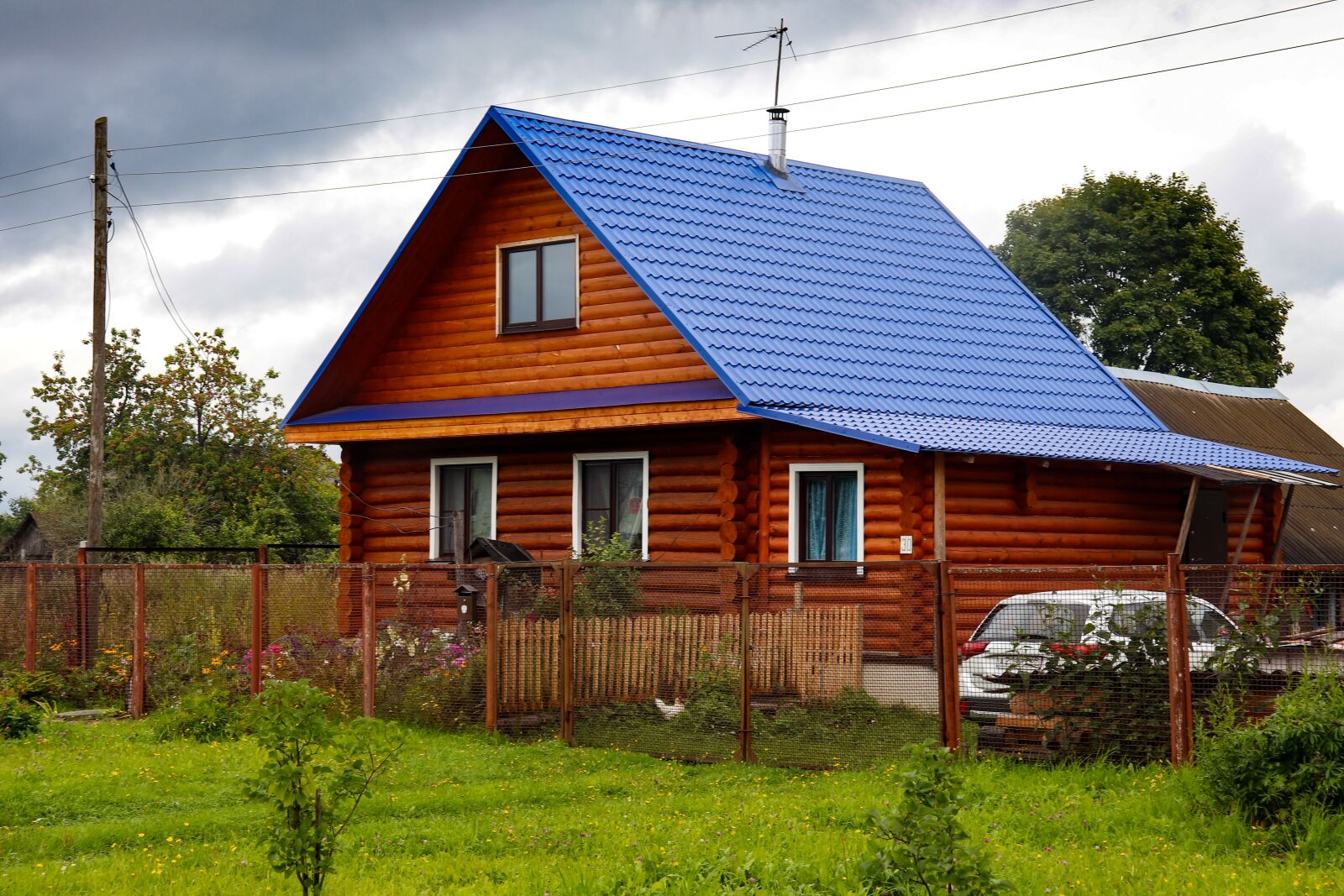 Canon EOS 200D (EOS Rebel SL2 / EOS Kiss X9) sample photo. House, blue, orange photography