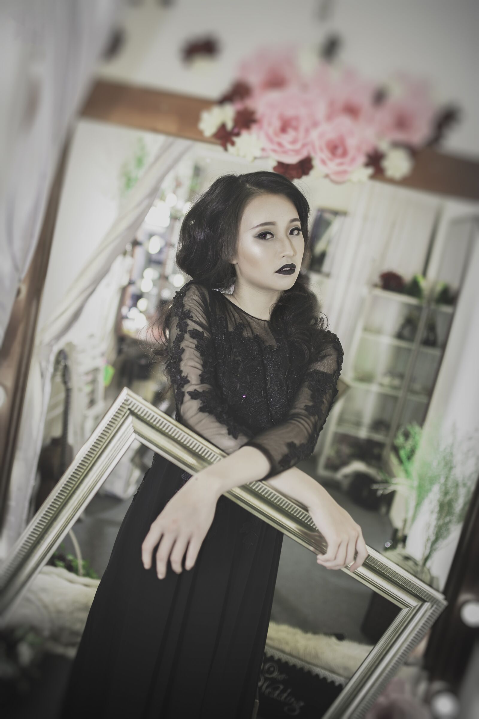 Canon EOS 6D sample photo. Women, dark, day page photography
