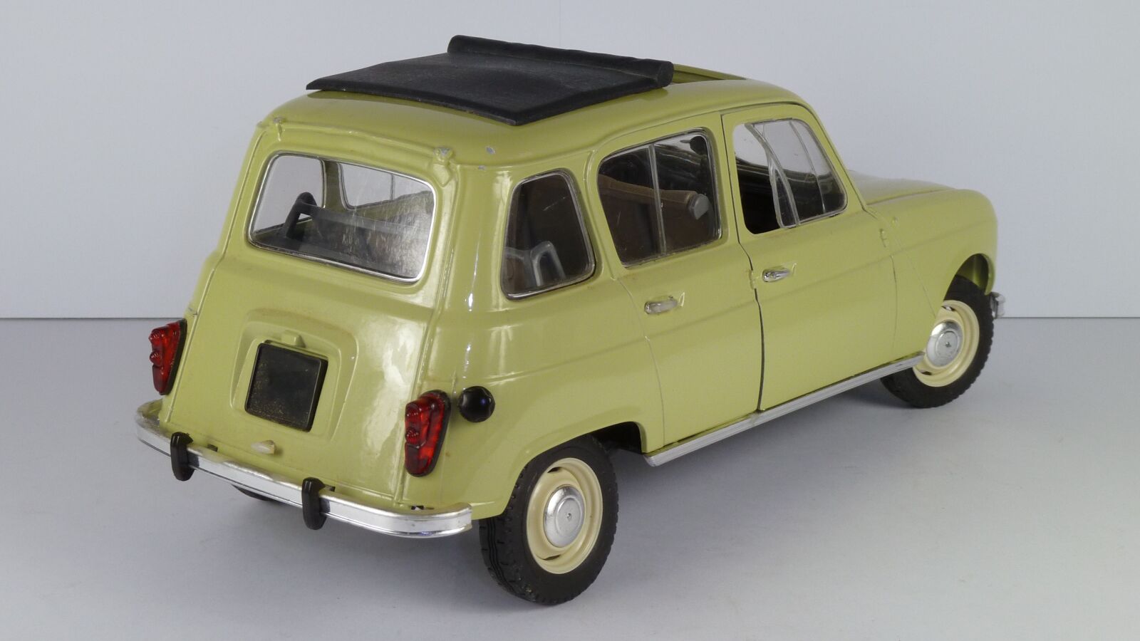 Panasonic Lumix DMC-ZS7 (Lumix DMC-TZ10) sample photo. Renault, 4l, 1964 photography