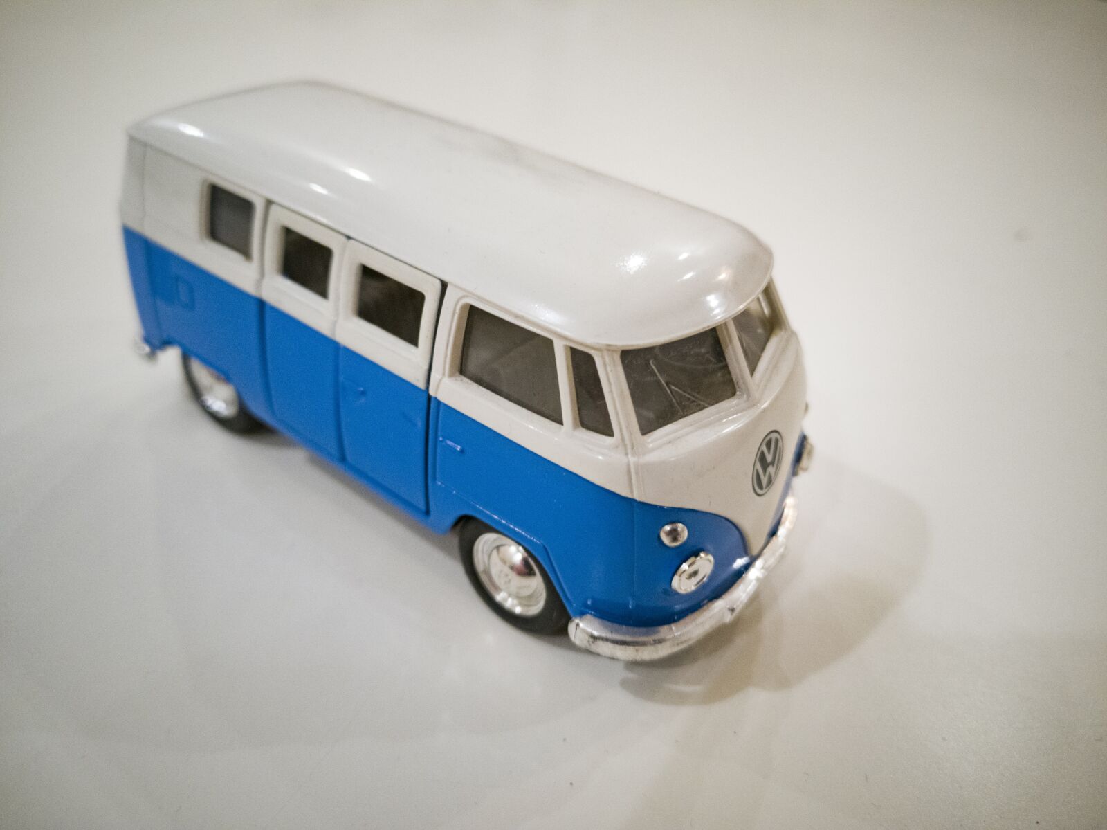 HUAWEI CLT-L09 sample photo. Bus, blue, travel photography