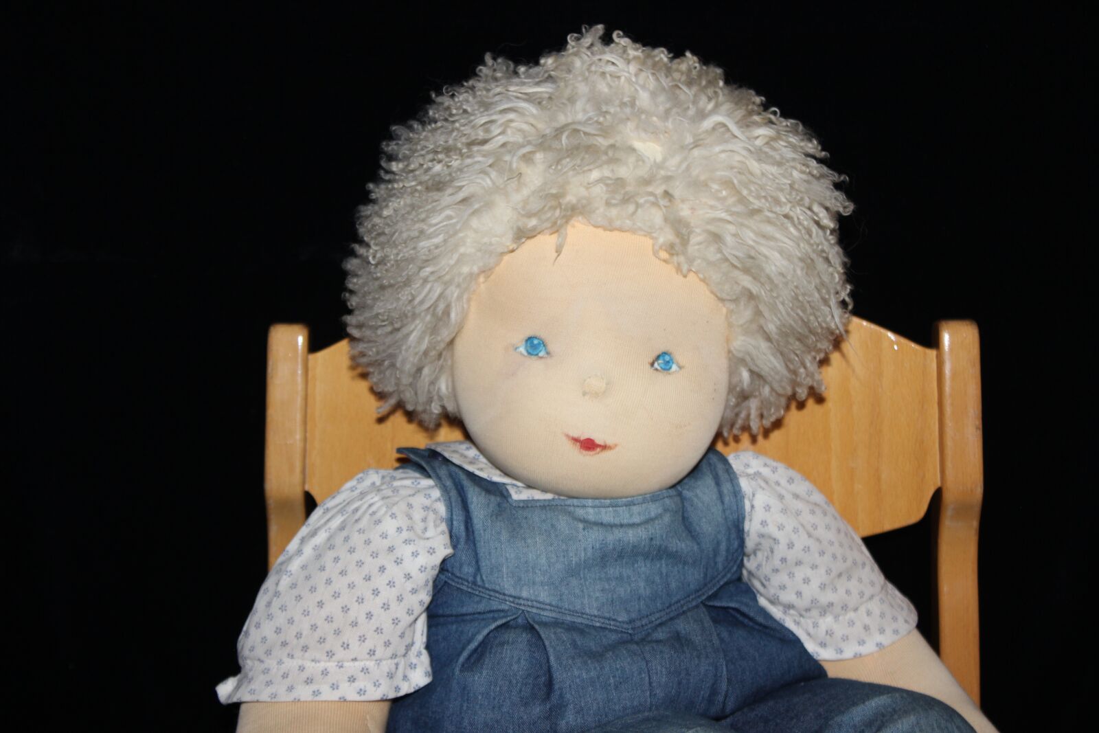 Canon EOS 600D (Rebel EOS T3i / EOS Kiss X5) sample photo. Doll, girl, sitting photography