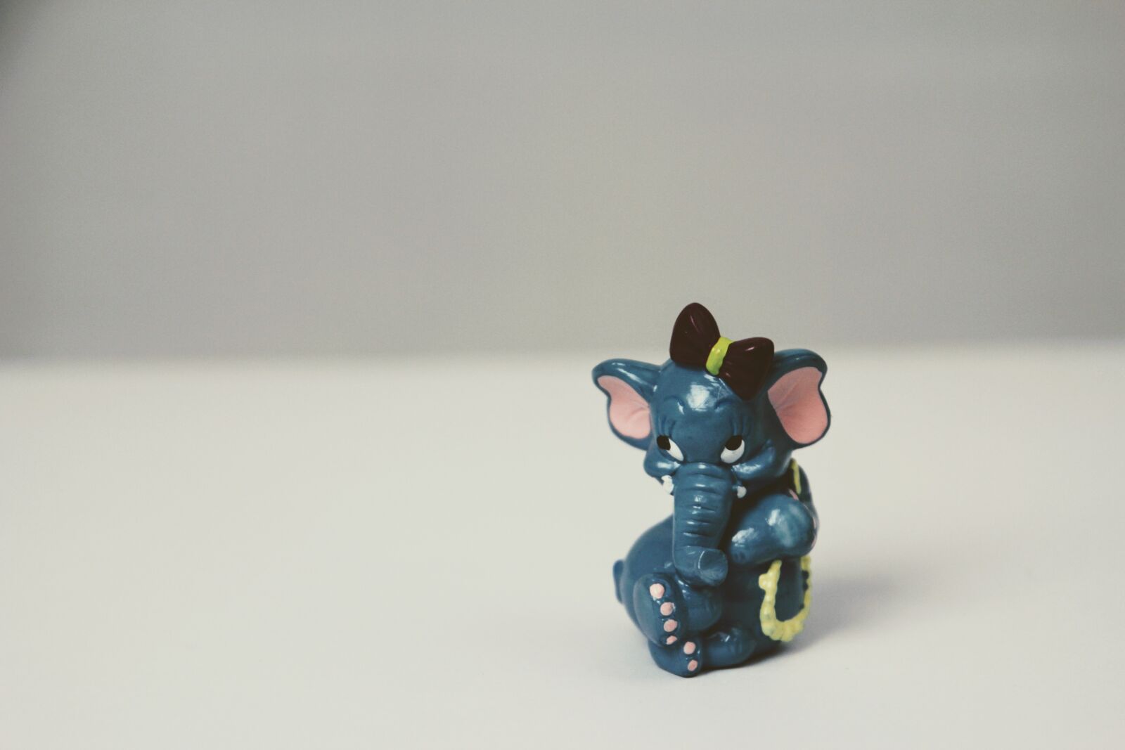 Canon EOS 60D sample photo. überraschungseifigur, isolated, sweet photography