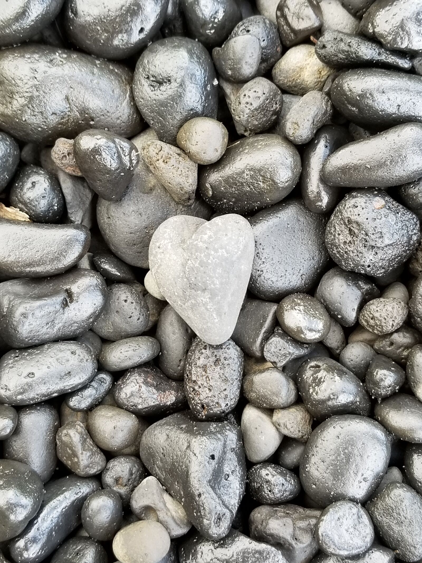 Samsung Galaxy S8 sample photo. Rocks, hearts, stone photography