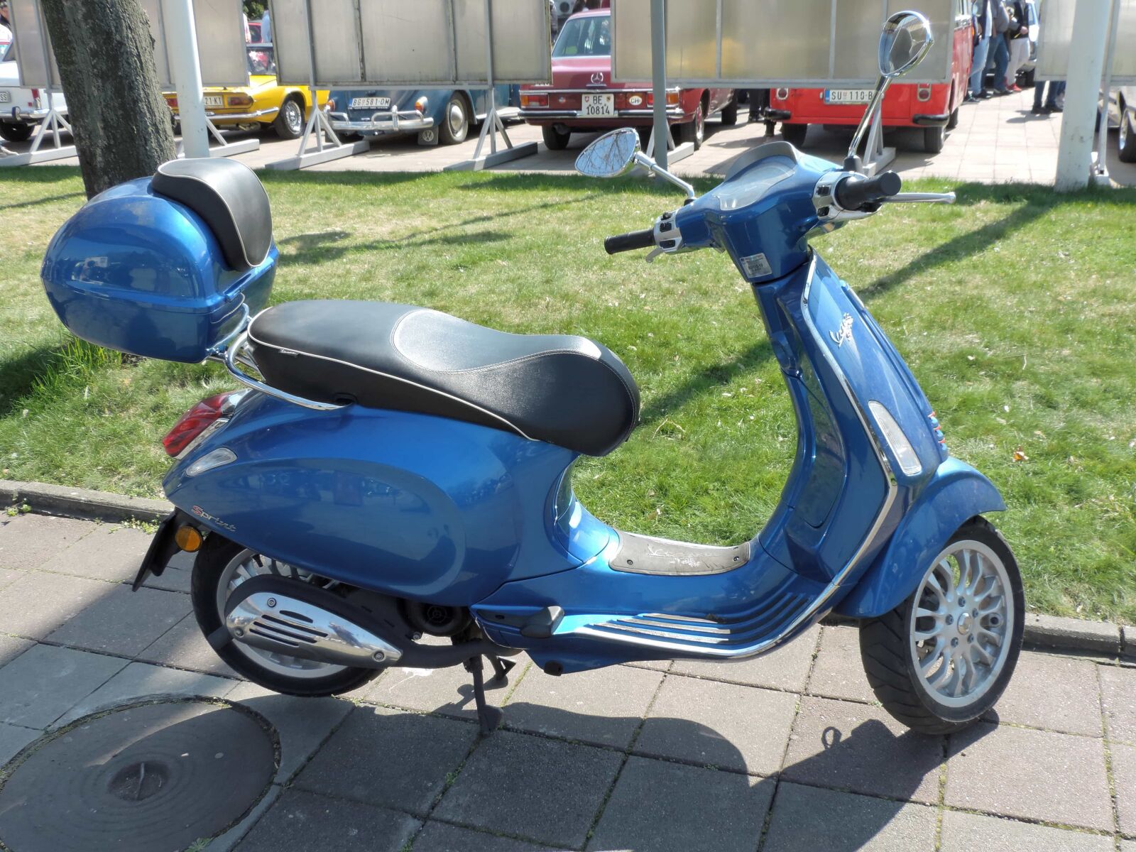 Nikon Coolpix P520 sample photo. Blue, design, italy, motorcycle photography