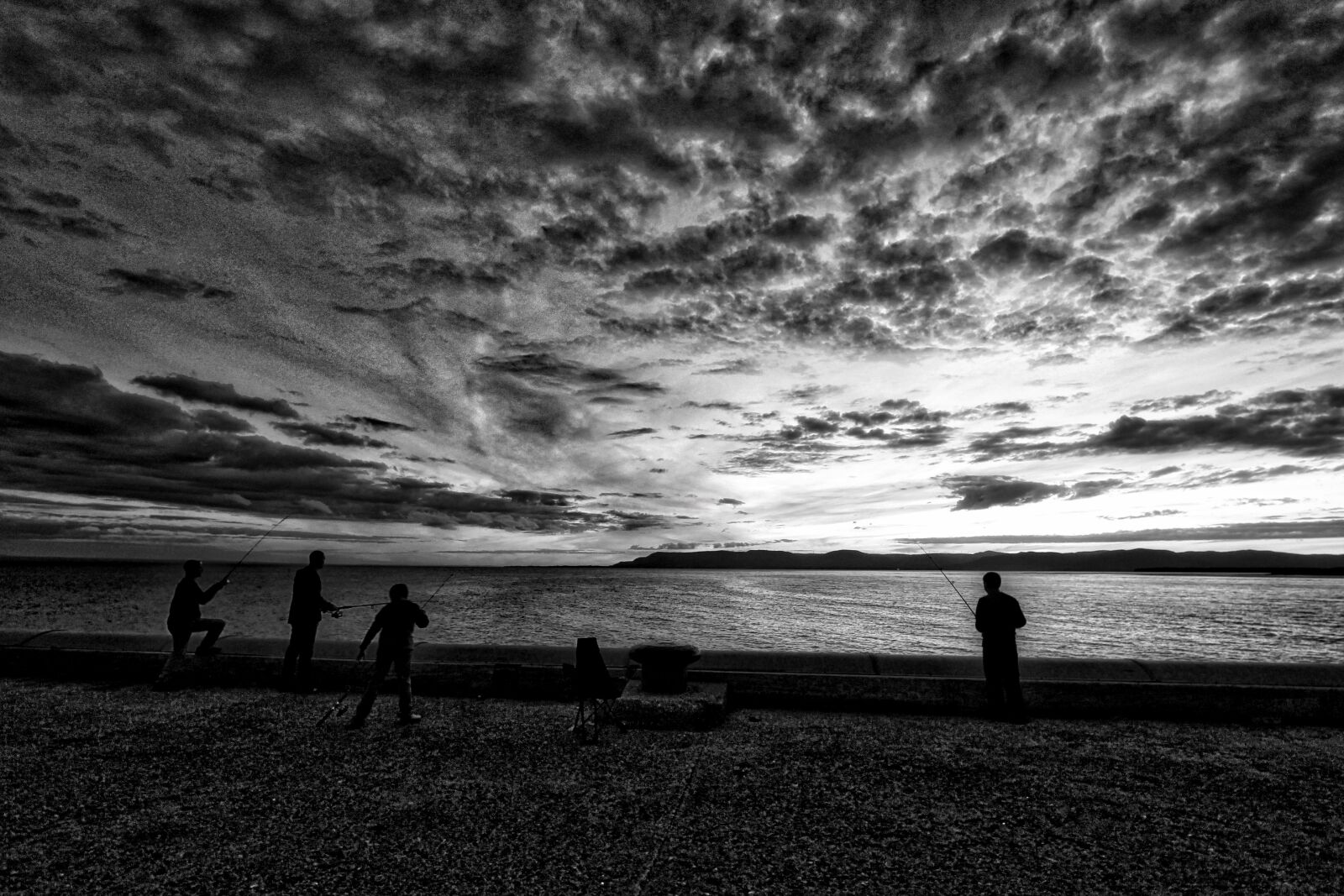 Canon EOS 650D (EOS Rebel T4i / EOS Kiss X6i) + Canon EF-S 10-22mm F3.5-4.5 USM sample photo. Black and white, fishing photography