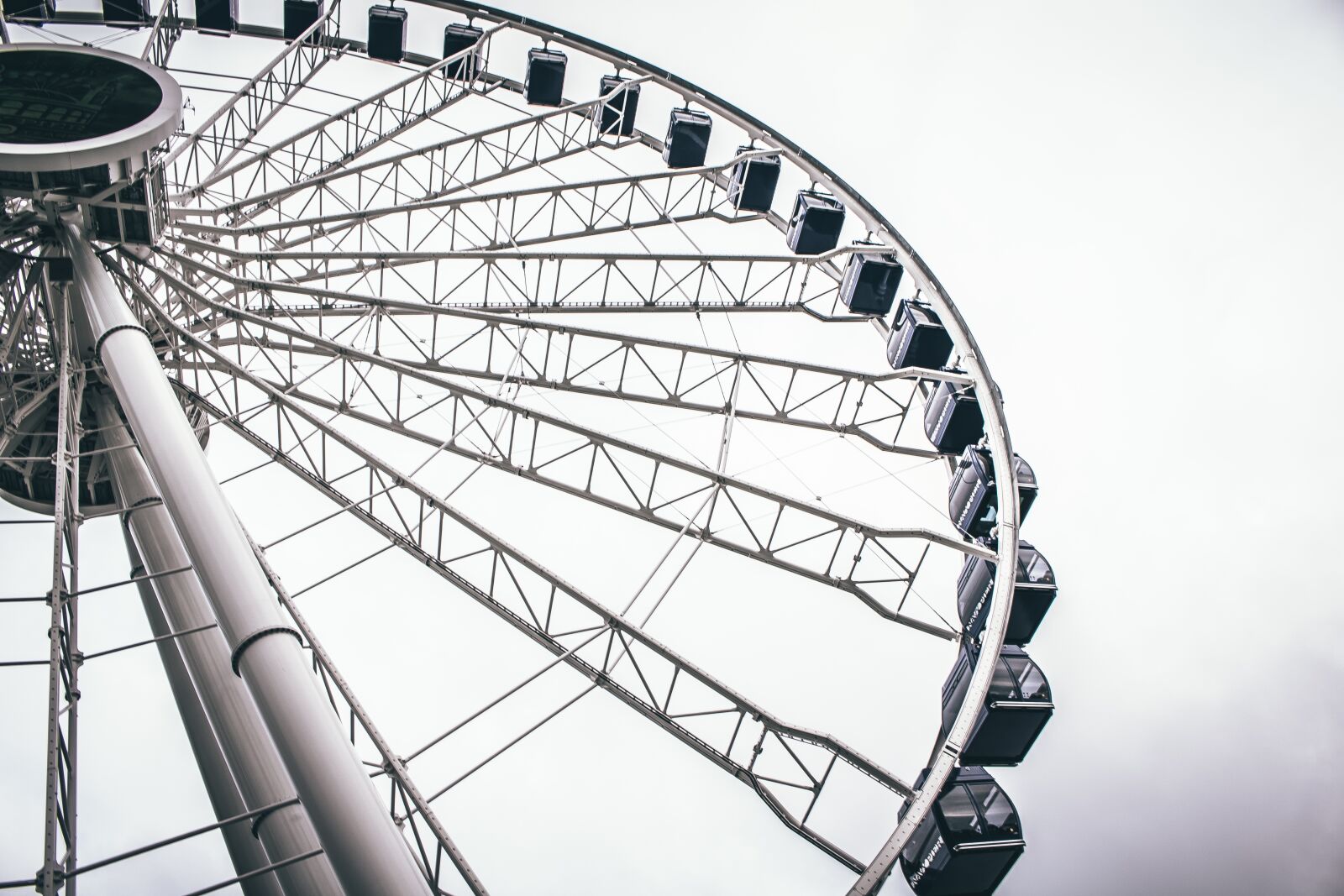 Canon EOS 750D (EOS Rebel T6i / EOS Kiss X8i) sample photo. Business, carnival, carousel photography