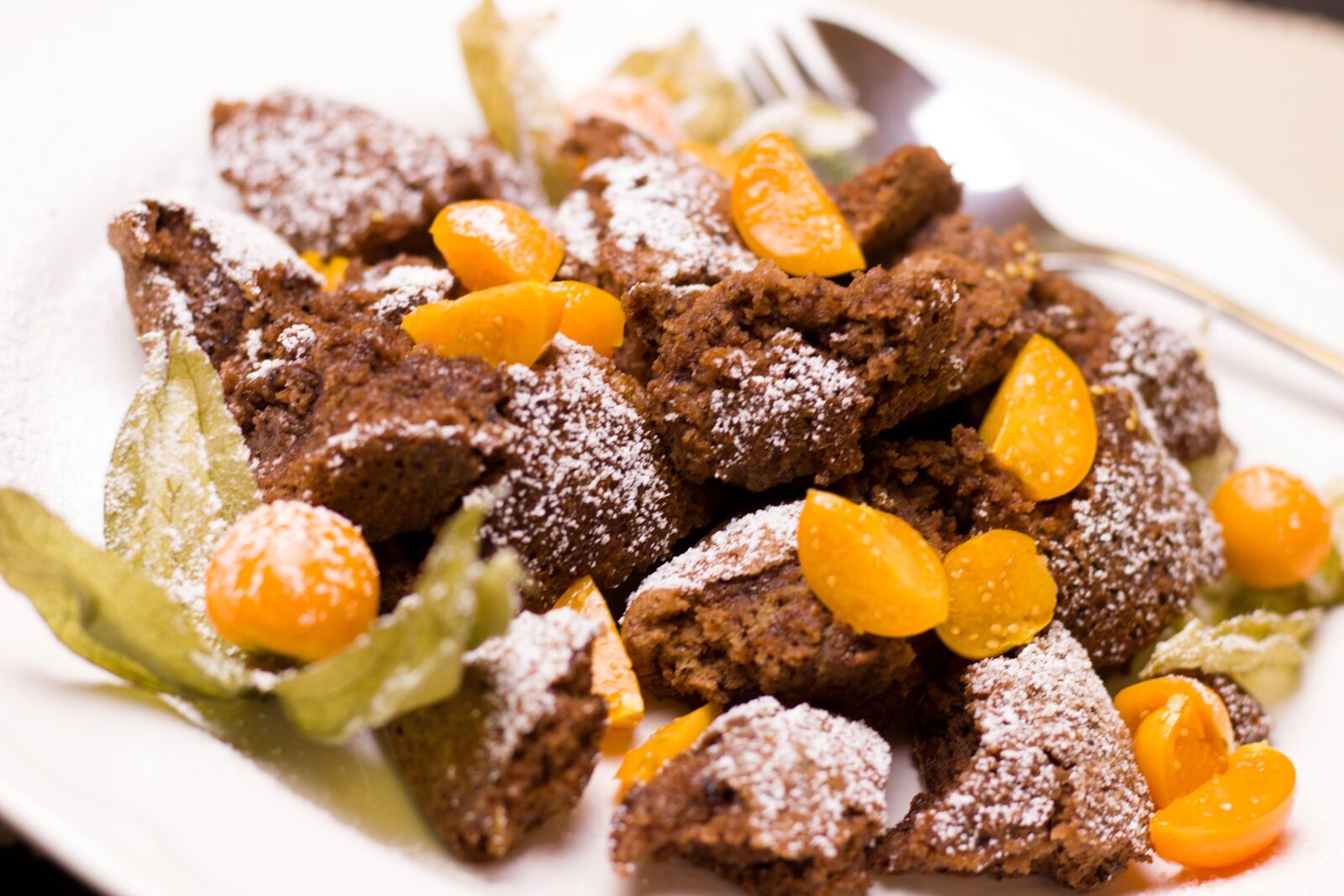 Canon EOS 600D (Rebel EOS T3i / EOS Kiss X5) + Canon EF 50mm F1.8 STM sample photo. Cocoa, dessert, chocolate photography