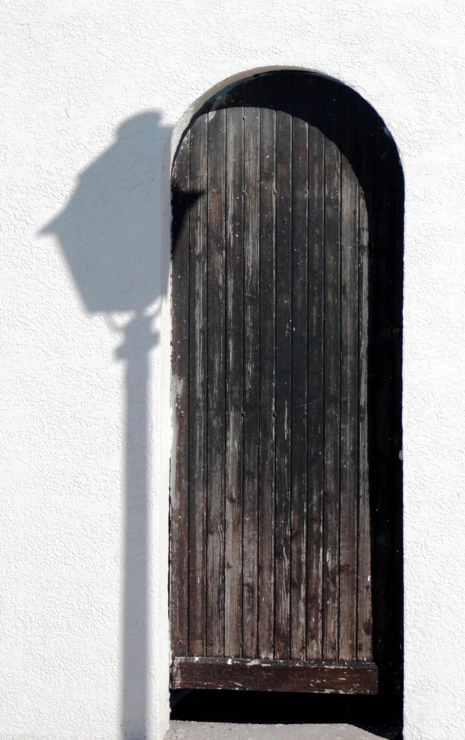 Canon EOS 1000D (EOS Digital Rebel XS / EOS Kiss F) sample photo. Shadow, wall, door photography