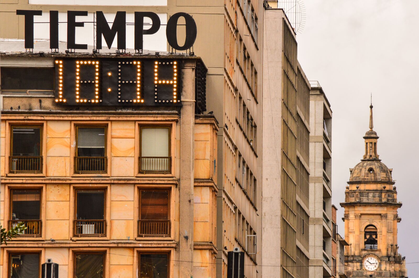 Nikon D3200 sample photo. Bogotá, cathedral, clock photography
