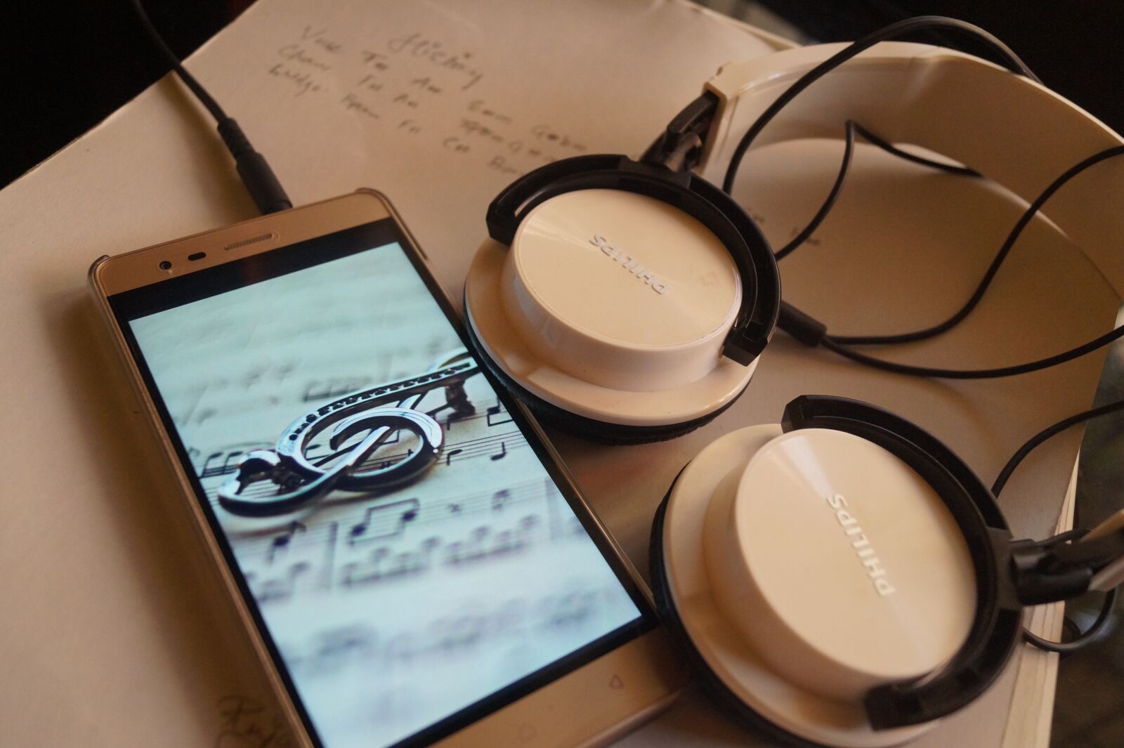 Sony DT 18-55mm F3.5-5.6 SAM II sample photo. Lenovo, philips, music photography