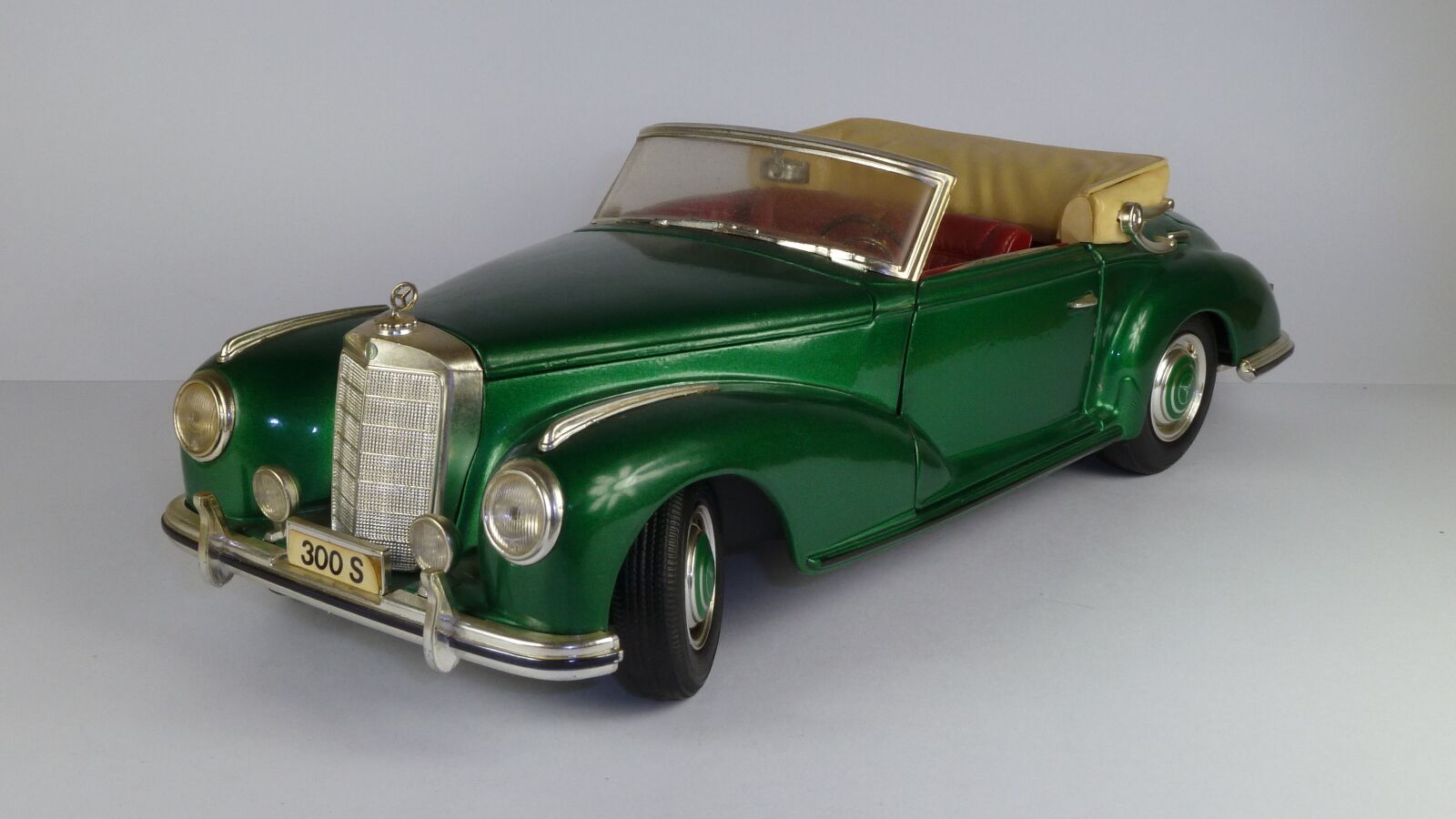Panasonic Lumix DMC-ZS7 (Lumix DMC-TZ10) sample photo. Mercedes, 300 s, cabrio photography