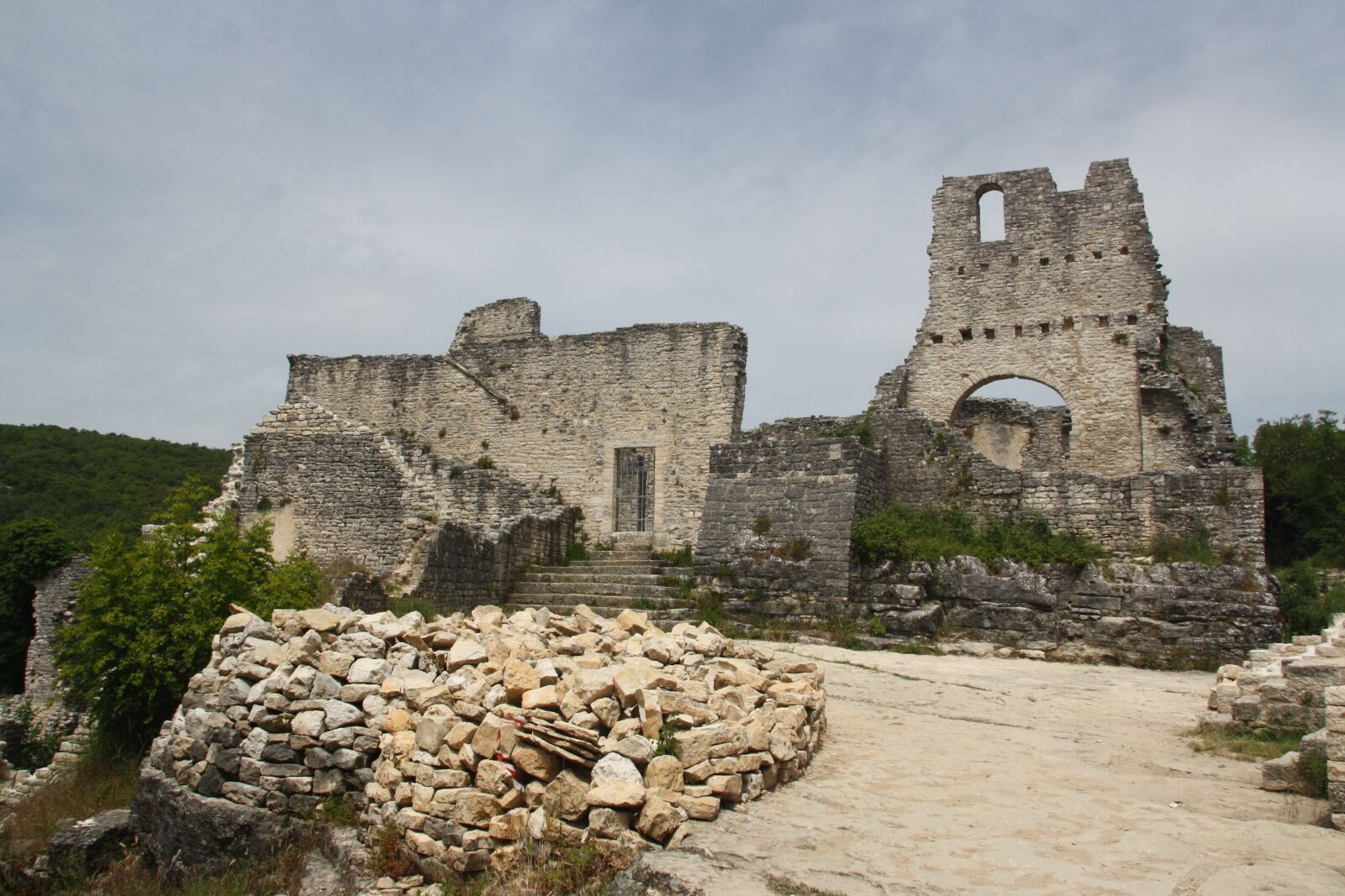 Canon EOS 1000D (EOS Digital Rebel XS / EOS Kiss F) sample photo. Croatia, castle, ruin photography