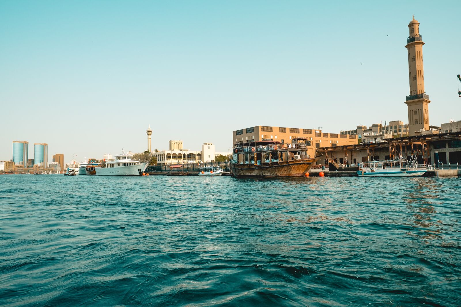 Fujifilm X-T2 + Fujifilm XF 16mm F1.4 R WR sample photo. Dubai, orient, frame photography