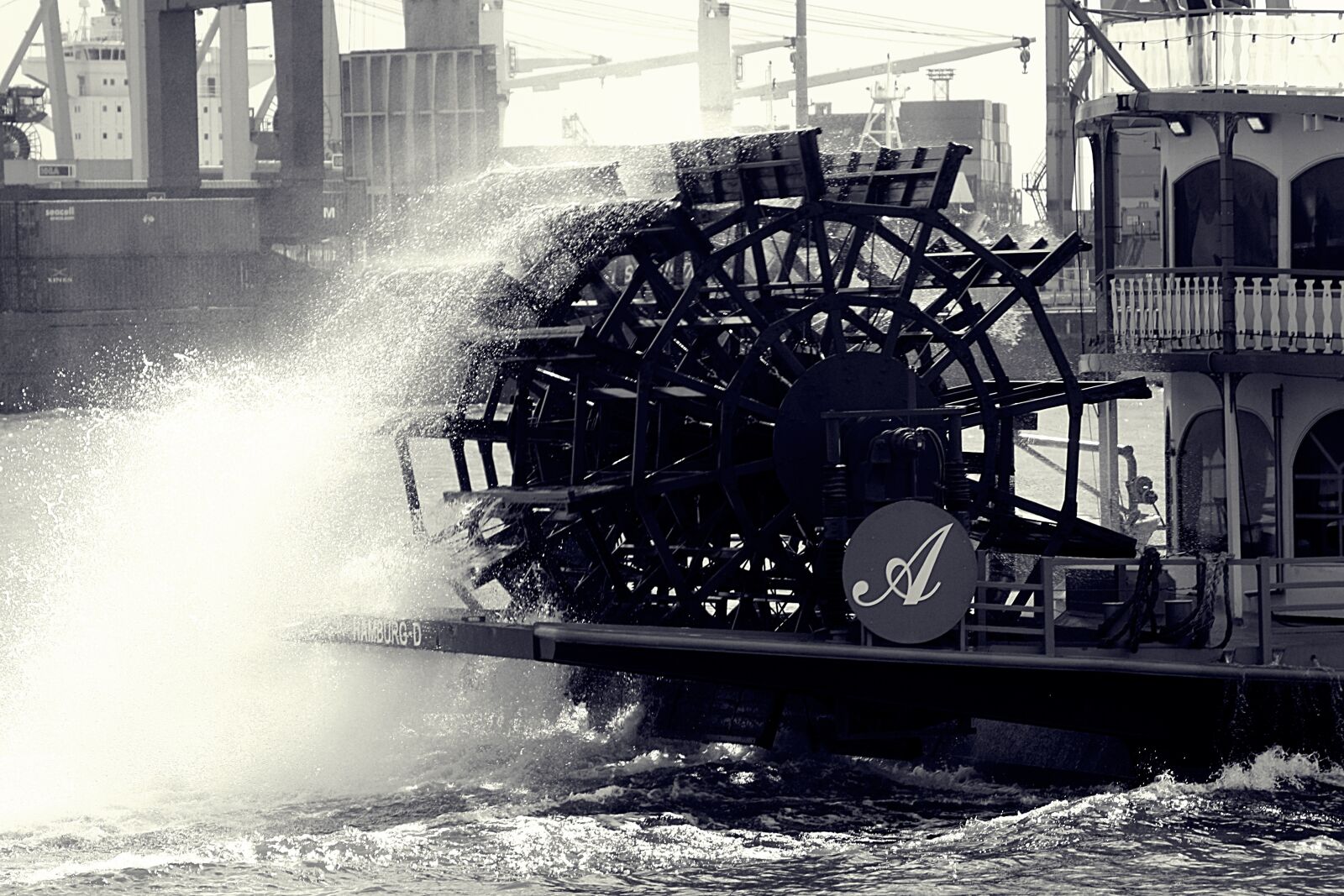 Canon EOS 1000D (EOS Digital Rebel XS / EOS Kiss F) sample photo. Paddle wheel, port motifs photography
