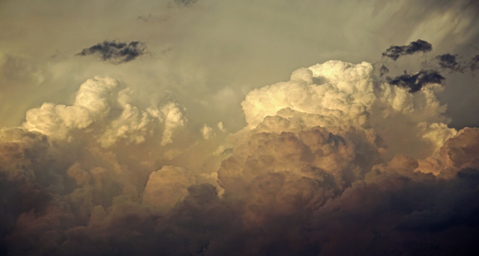 Sony a6000 sample photo. Clouds, threatening, gloomy photography