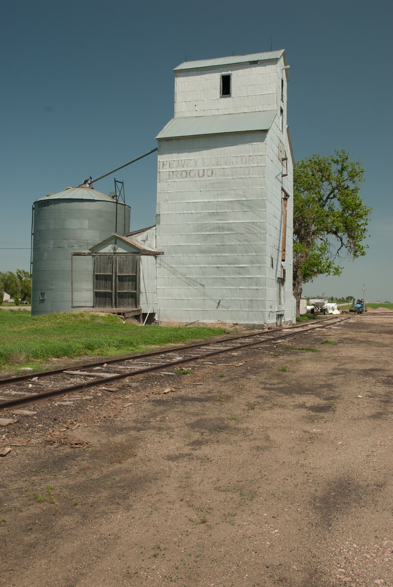 Nikon D200 sample photo. Railways, railroads, grain elevator photography