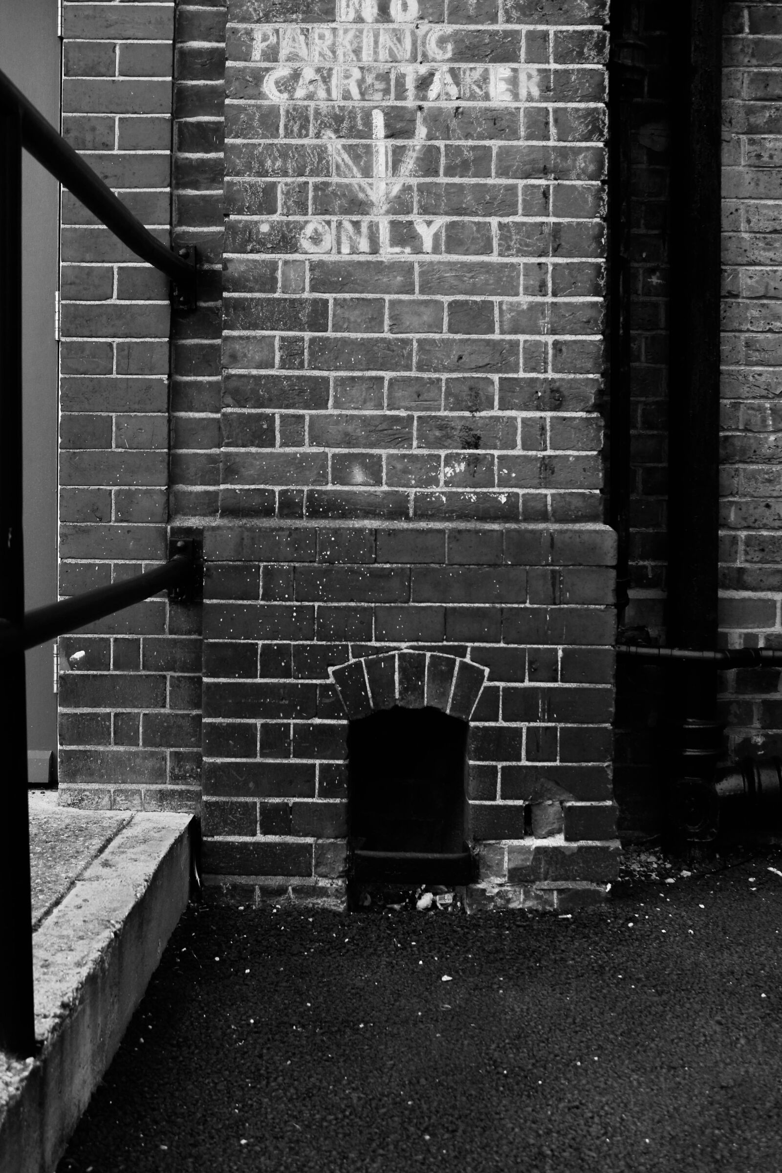 Canon EOS 1200D (EOS Rebel T5 / EOS Kiss X70 / EOS Hi) sample photo. Black, and, white, brick photography