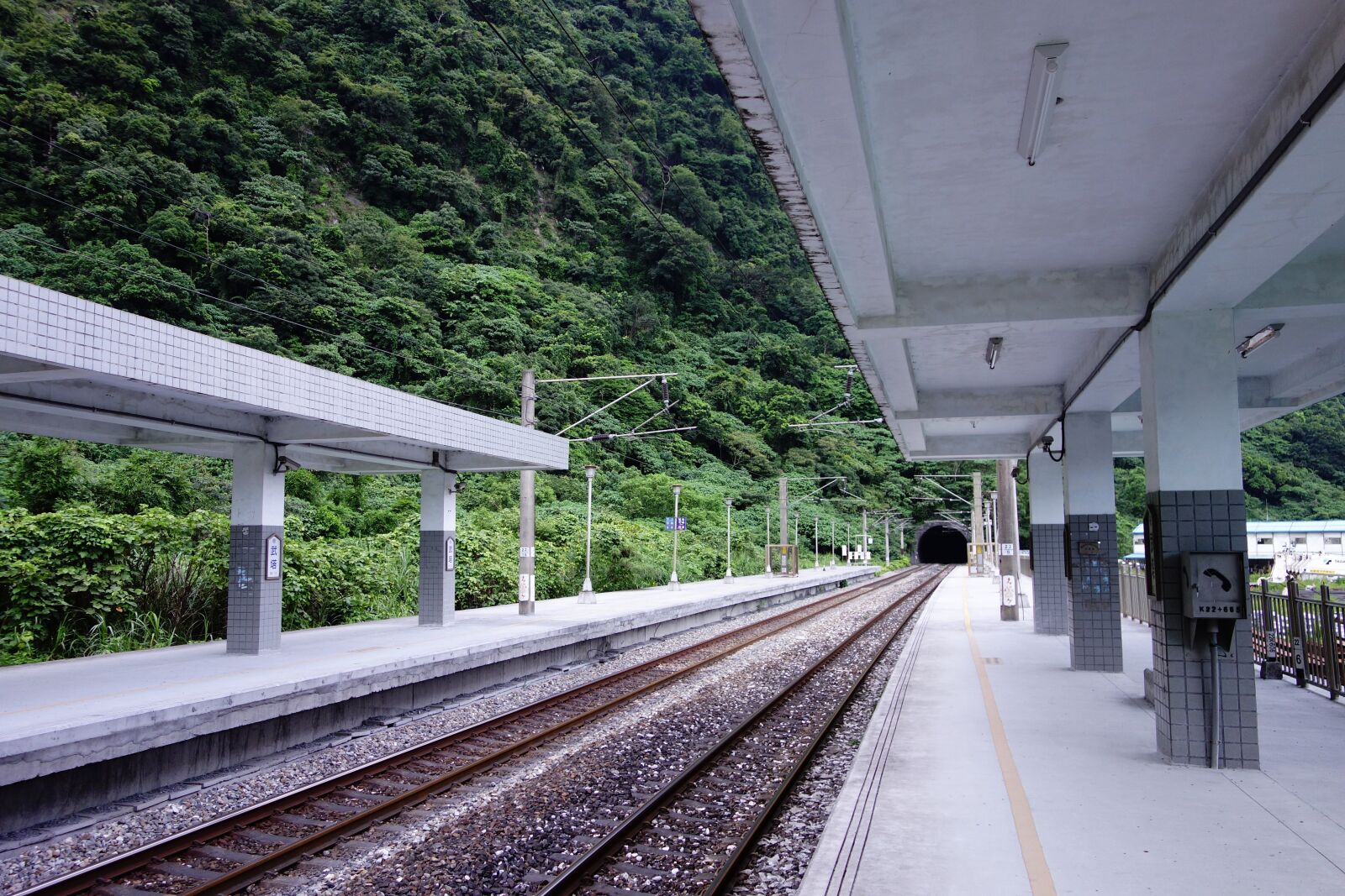 Sony Cyber-shot DSC-RX100 sample photo. Roma termini, train, rail photography