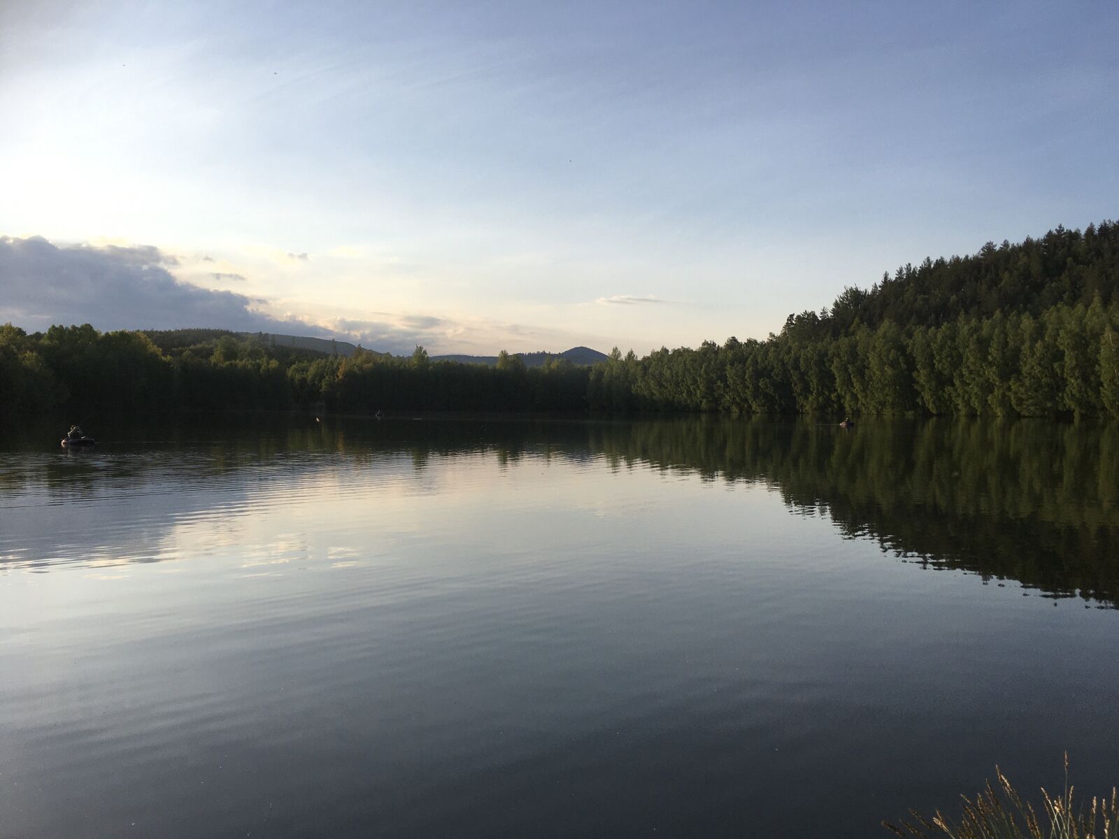 iPhone SE back camera 4.15mm f/2.2 sample photo. Water, nature, lake photography