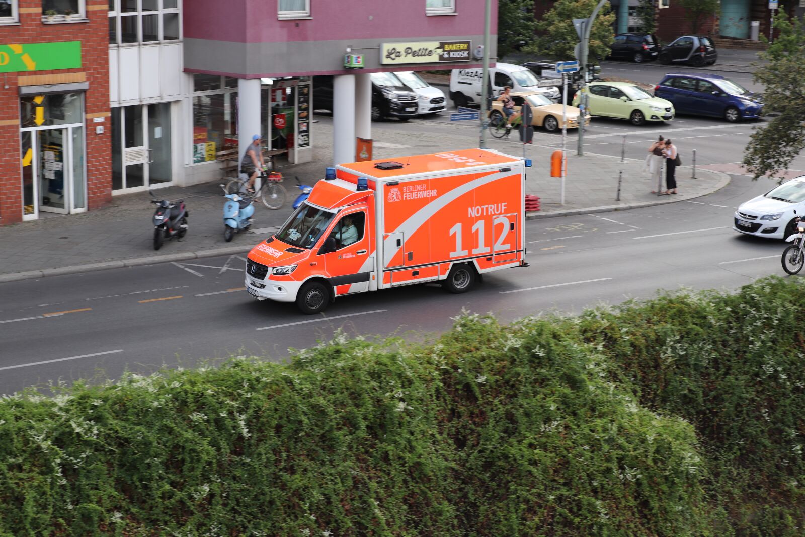 Canon EOS 77D (EOS 9000D / EOS 770D) sample photo. German, auto, siren photography
