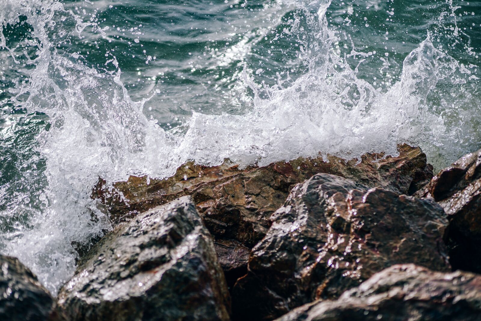 Sony a7 II + DT 85mm F1.8 SAM sample photo. Sea, waves, breaking photography