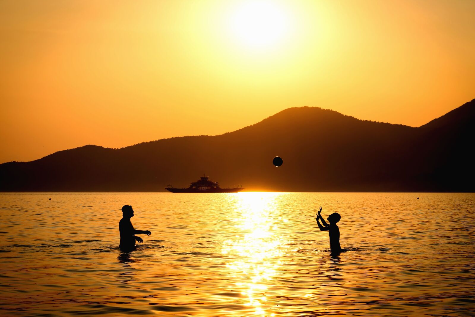 Nikon D5200 sample photo. Silhouette, people, sea, sunset photography