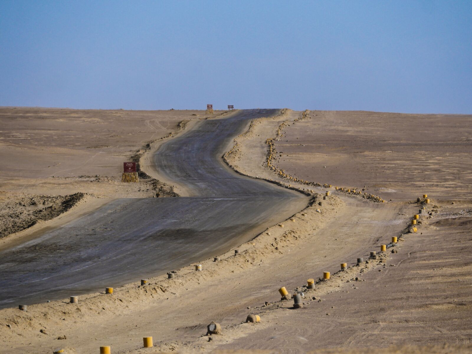 Panasonic Lumix DMC-GX8 sample photo. Road, desert, wide photography