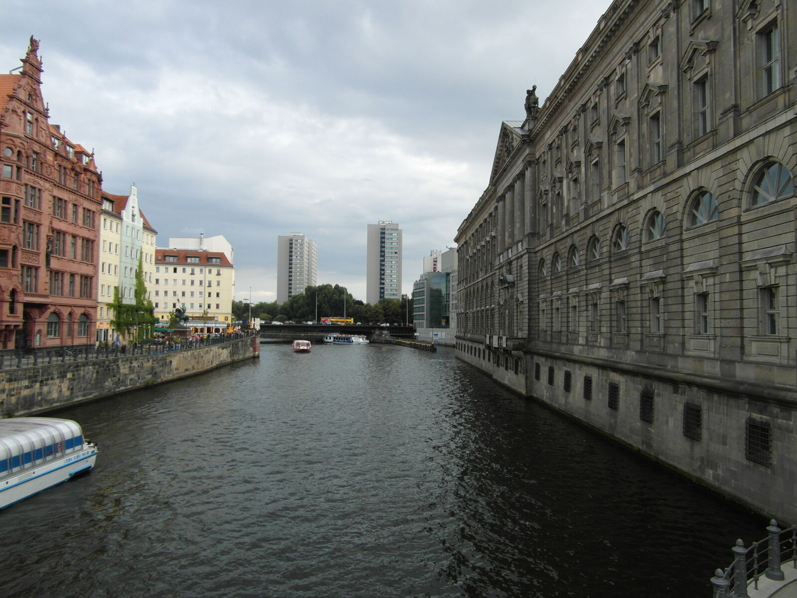 Samsung WB750 sample photo. Berlin, river photography