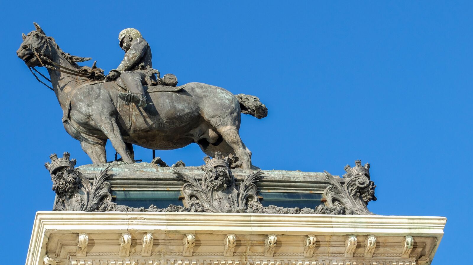 Fujifilm X30 sample photo. Madrid, statue, horse photography