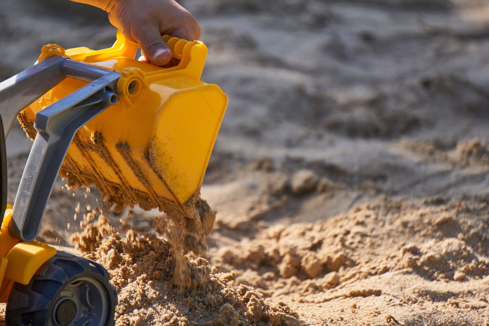 Sony E 55-210mm F4.5-6.3 OSS sample photo. Excavators, sand, loading photography