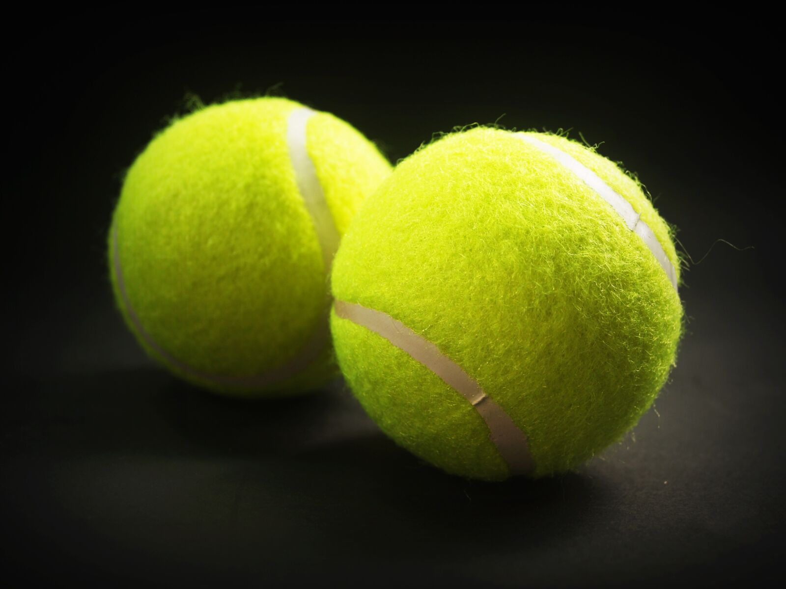 Olympus E-300 (EVOLT E-300) sample photo. Ball, racket, white photography