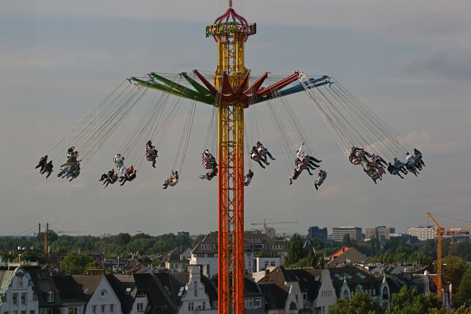 Canon EOS 400D (EOS Digital Rebel XTi / EOS Kiss Digital X) sample photo. Fair, carousel, chain carousel photography