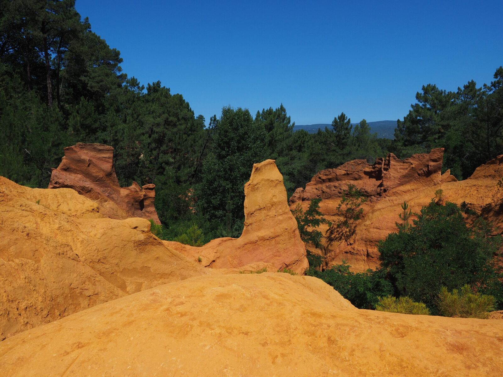 Olympus OM-D E-M1 + Olympus M.Zuiko Digital ED 12-40mm F2.8 Pro sample photo. Ocher rocks, ocher, roussillon photography