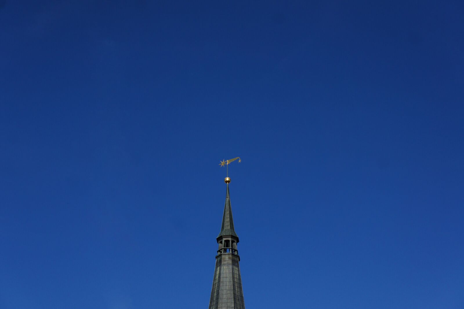 Sony Alpha NEX-5 + Sony E 18-55mm F3.5-5.6 OSS sample photo. Weathervane, star, spire photography
