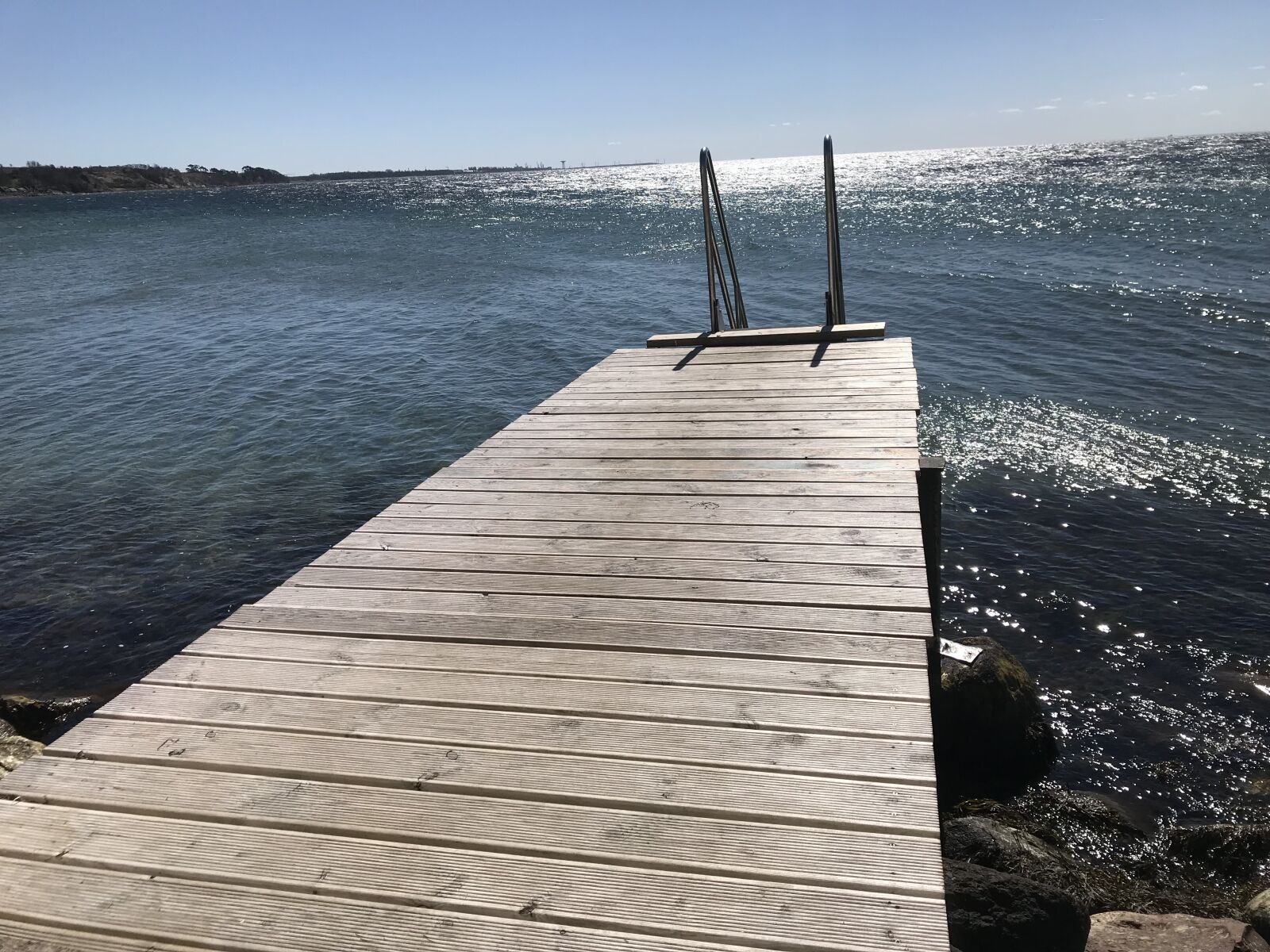 iPhone 7 back camera 3.99mm f/1.8 sample photo. Sea, sun, jetty photography