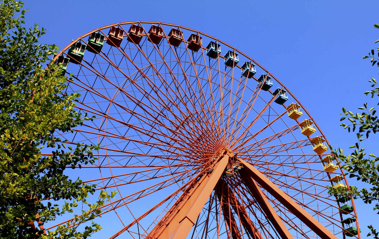 Canon EOS 550D (EOS Rebel T2i / EOS Kiss X4) sample photo. Colourful, ferris, wheel photography