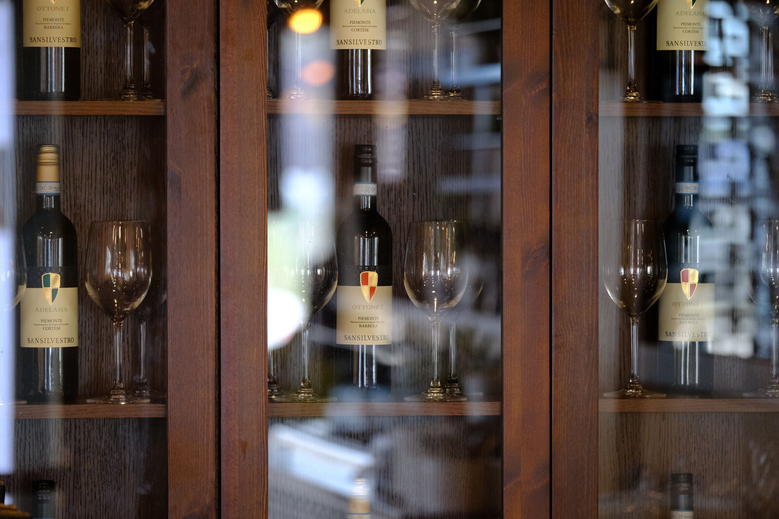 Fujifilm X-T4 sample photo. Cabinet at the restaurant photography