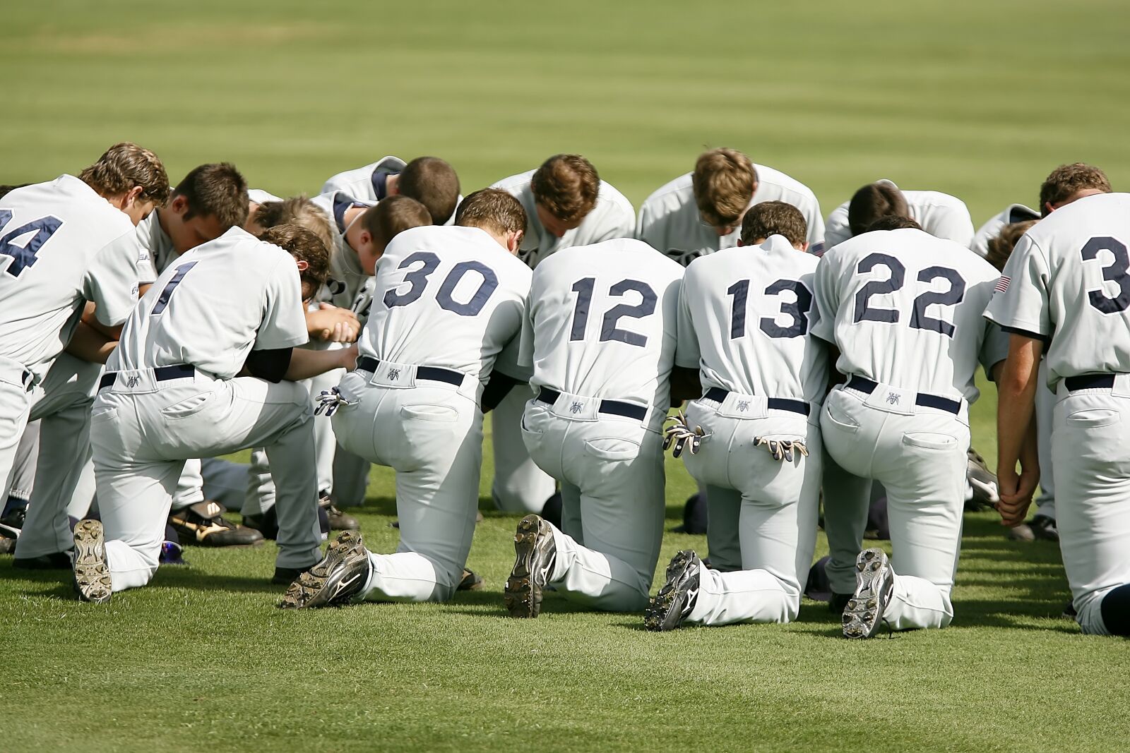 Canon EOS-1D Mark II N sample photo. Baseball team, prayer, kneeling photography