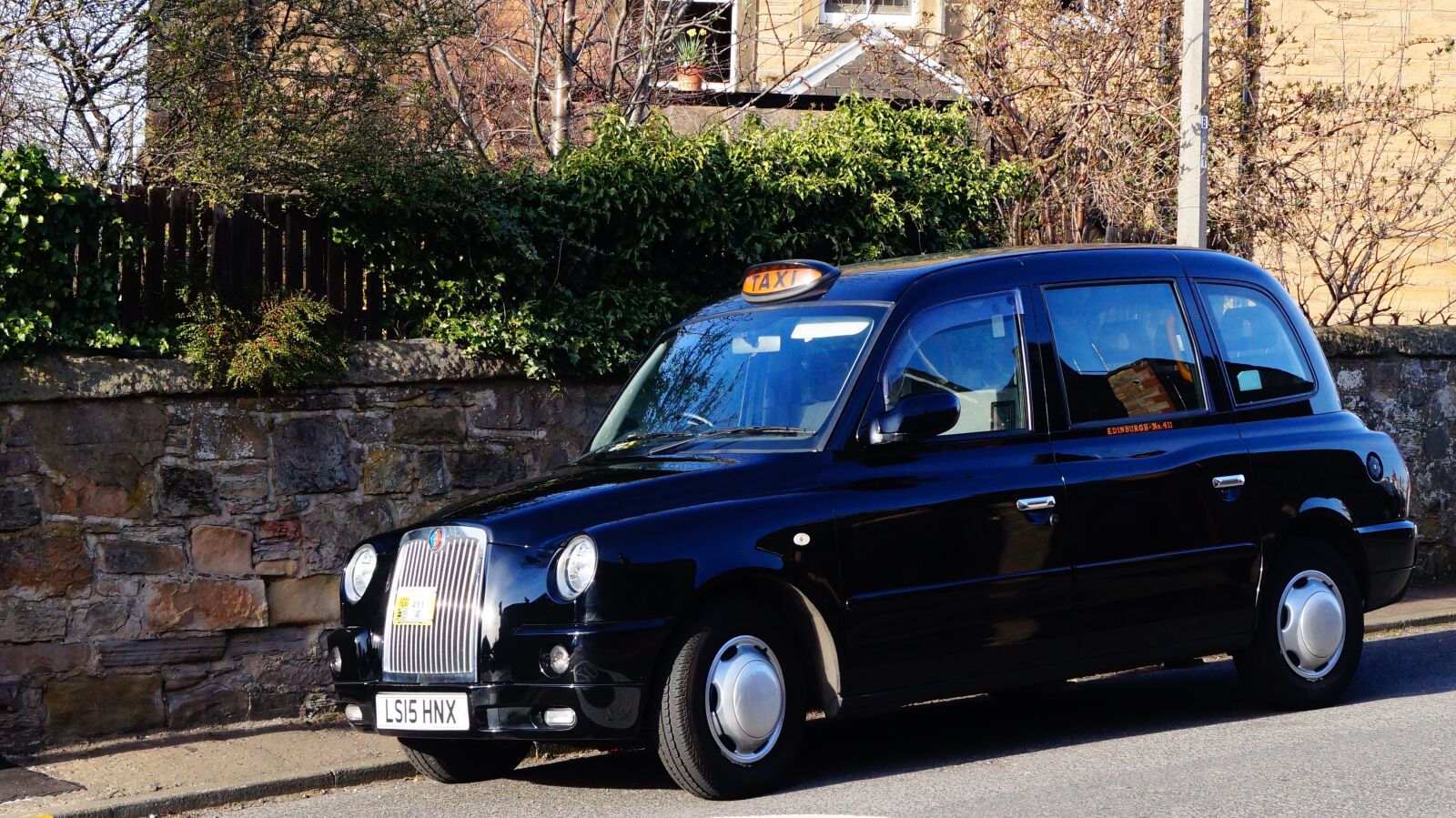 Sony DT 18-55mm F3.5-5.6 SAM II sample photo. Edinburgh, scotland, taxi photography