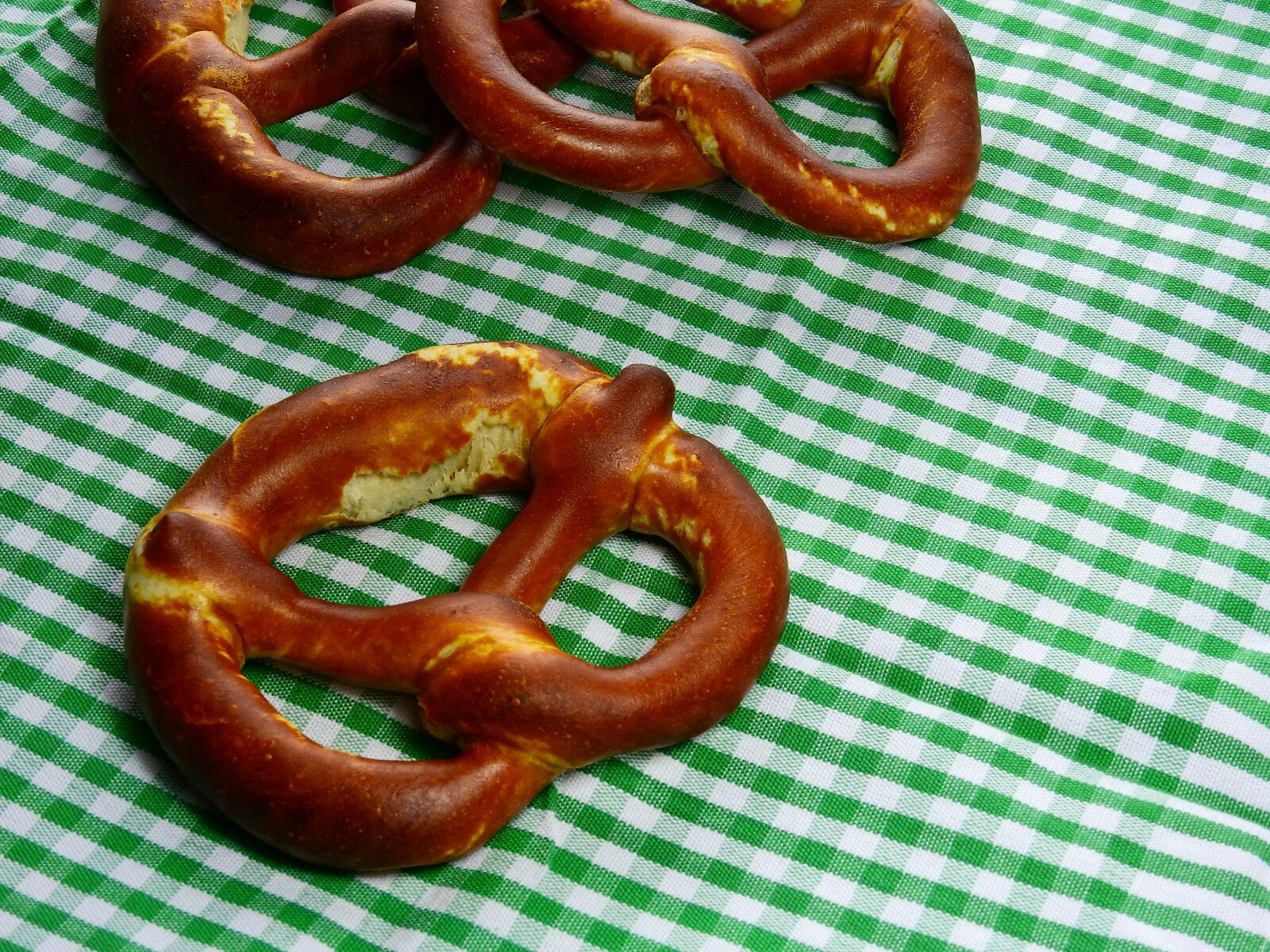Nikon Coolpix P900 sample photo. Pretzel, baked goods, baked photography