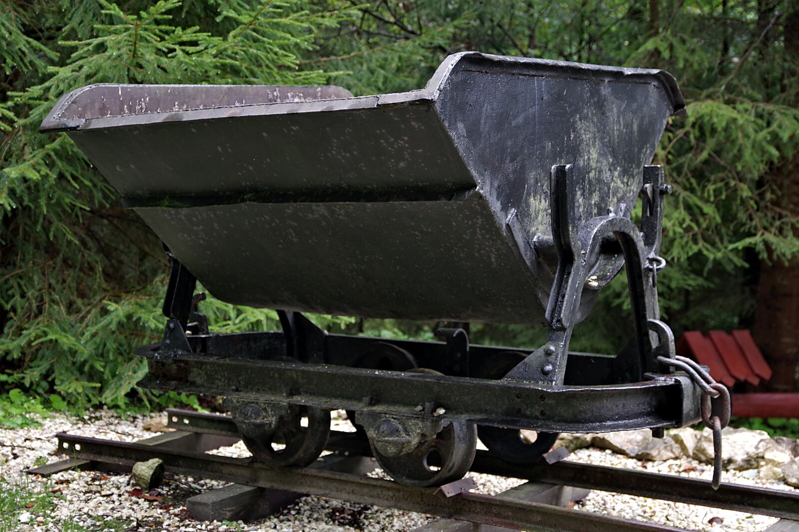 Pentax K-S2 sample photo. Trolley, cradle, coal photography