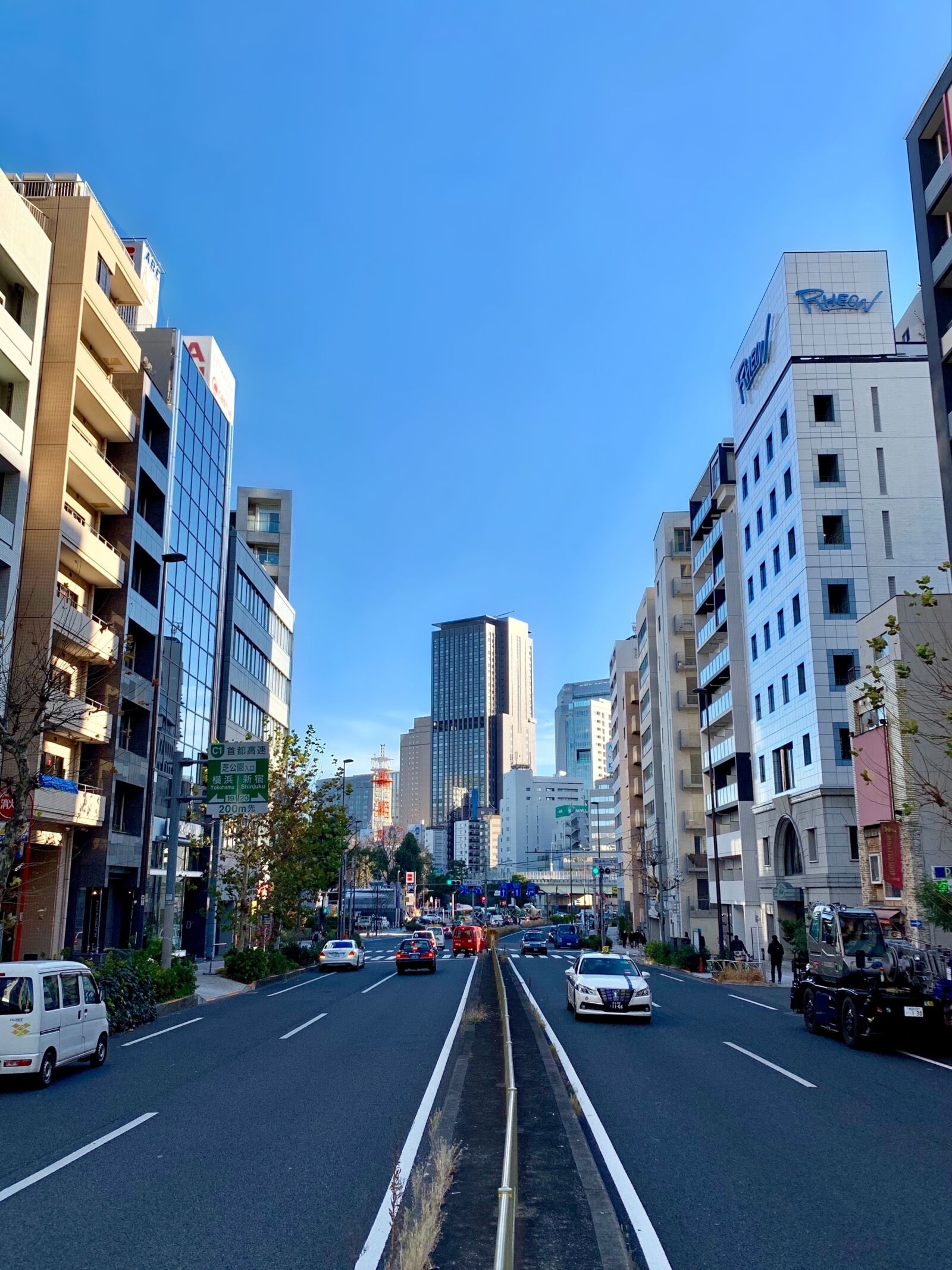 iPhone XS Max back dual camera 4.25mm f/1.8 sample photo. Architecture, buildings, city photography